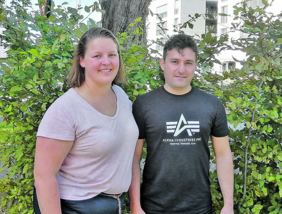 Lisa Züger aus Gränichen begleitet den jungen Afghanen und hilft ihm dabei Deutsch zu lernen, die Hausaufgaben zu machen und eine Anstellung zu finden. (Bild: zVg.)