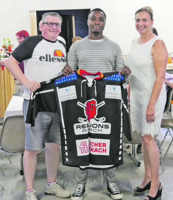 Die designierten, neuen Vorstandsmitglieder: Martin und Marianne Zobrist mit ihrem «Göttibuben» Glody Bonga-Bonga. (Bilder: zVg.)