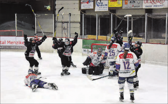 Endlich – das umjubelte 1:0 von Reinachs Rahel Enzler: Die Freude des SC Reinach hielt nur 107 Sekunden, dann glich der ZSC aus und am Ende siegte er 1:3. (Bild: mars.)