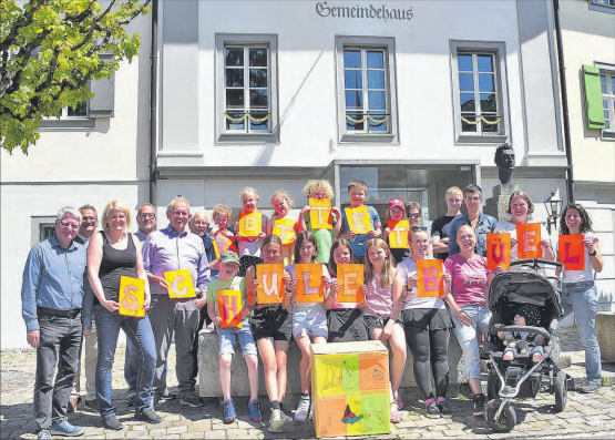 Fast 900 Unterschriften für den Erhalt der Primarschule im Schulhaus Büel: Gruppenbild mit Vertretern der Arbeitsgruppe für deren Erhalt, Schulkinder, wie auch Ressortvorsteherin Bildung, Manuela Jost (3.v.r.) und Rektor Martin Kulli (l.). (Bild: mars.)