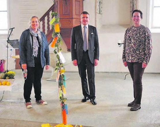 Zur neuen Präsidentin der Kirchenpflege der reformierten Kirche Seon gewählt: Nicole Trachsel (links), mit Pfarrer Jürgen Will und der abtretenden Präsidentin Eva Savoy. (Bild: zVg.)