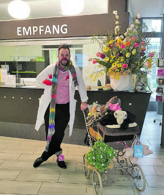 Einmal pro Monat kommt «Humolli» zu Besuch: Bereits bei diesem Anblick schlagen die Herzen im Suhrental Alterszentrum in Schöftland höher. (Bilder: zVg.)