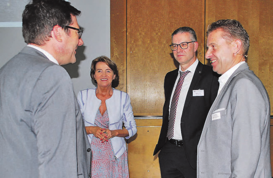 Smalltalk zur Begrüssung: In Meisterschwanden fanden sich 98 Gemeindeoberhäupter zur GV der Gemeindeammänner-Vereinigung ein. (Bilder: hh.)