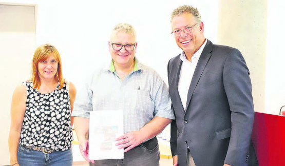 Ein Tröpfchen in Ehren: Präsident Marc Siegenthaler (r.) überreicht Hans Jörg Elsasser und dessen Ehefrau Ruth ein Geschenk für die grossen Verdienste im Spitalverein. (Bilder. rc.).