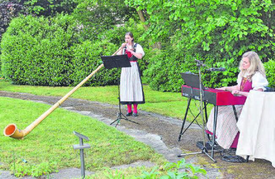 Alphornklänge im Park: In Begleitung von Fabienne Romer am elektronischen Piano gab Alphornvirtuosin Lisa Stoll ein Konzert vor 80 Konzertbesuchern (Bilder aw.)