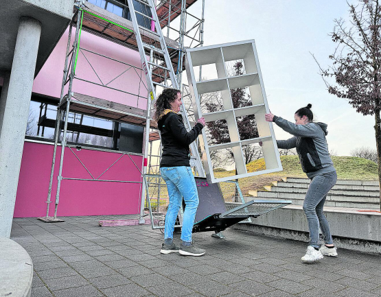 Lehrpersonen beim Umzug der 1. und 2. Primarklassen ins Kindergartengebäude. (Bilder: zVg.)