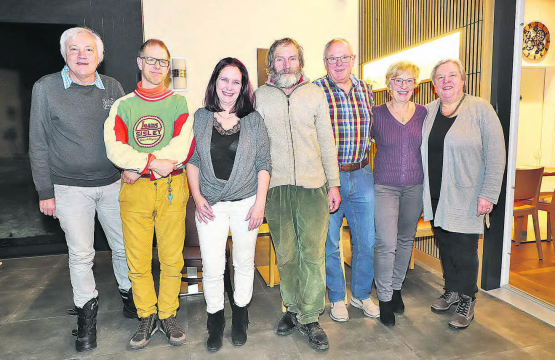 Ein Bild zum Abschied: Die zurückgetretenen Vorstandsmitglieder des Weihervereins Ischlag, einschliesslich Präsidentin Alexandra Giger (3.v.l.), tragen ihren Entenweiher und die Tiere weiterhin im Herzen. (Bild: rc.)