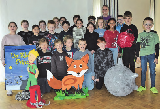 Ein letztes Mal präsentierten sie ihre Kunstwerke: Inzwischen sind die Kinder eine Klasse höher gestiegen, aber die Klassenkassen vertrugen trotzdem einen Zustupf. (Bilder: Frieda Steffen)