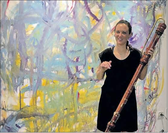 Poesiesommer-Performance in Venedig: Die Künstlerin Claudia Corò liess sich in ihrem Atelier auf Giudecca von einer Grossbass-Blockflöte zu einem Gemälde anregen. (Bild: Ulrich Suter)