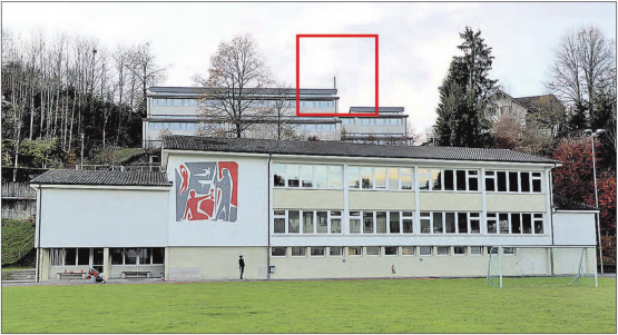 Die Antenne kommt. Für den Standort auf dem Schulhaus Hübeli legten 273 Uerkner ein «Ja» in die Urne, 173 sagten «Nein», 573 gaben keine gültige Stimme ab. (Bild: rc.)