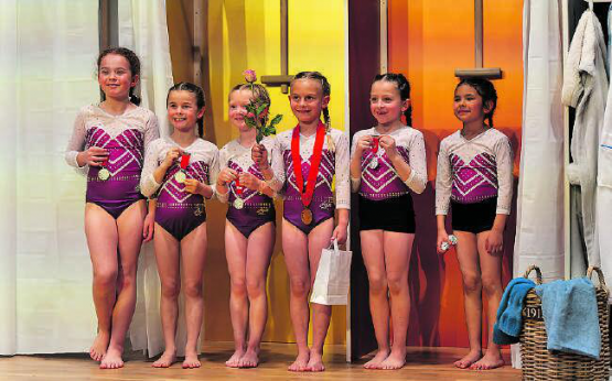 Die Gränicher Turnerinnen der Kategorie 1 zeigen stolz ihre Medaille und Auszeichnungen. (Bild: Guido Hauller)