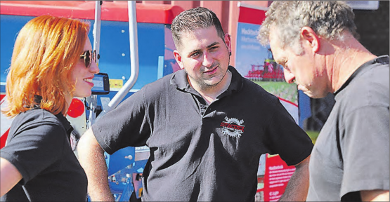 Bei schönstem Wetter und angenehmen Temperaturen: Geschäftsführer Reto Stalder mit Partnerin und Mitinhaberin Andrea Pfister nutzten den Fahrtag für interessante Fachgespräche. (Bilder: rc.)