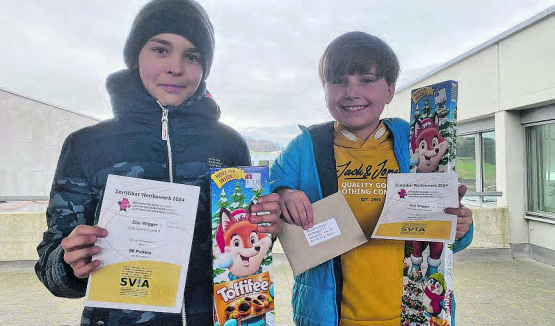 Die Auszeichnungen für ihre hervorragenden Leistungen zaubern den Schülern ein Lächeln ins Gesicht. (Bild: zVg.)