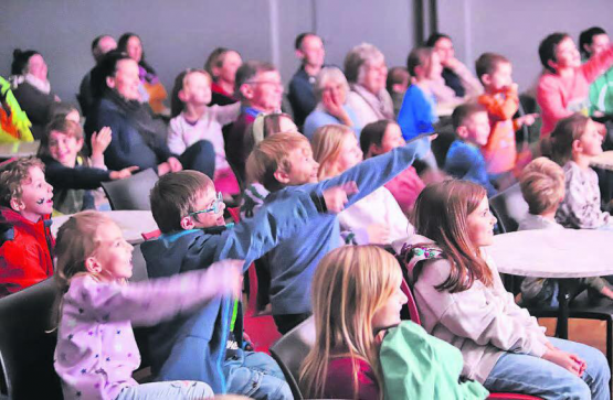 Als Felix im Schnee verschwunden war, halfen die Kinder im TaB kräftig mit, ihn wieder zu finden.