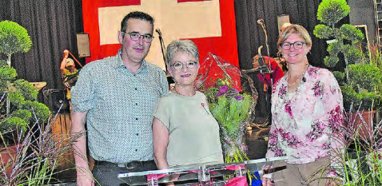 Hielt eine Rede zu bewährten Werten als Gegenmittel zu Angst und Unsicherheit: Maya Bally, Die Mitte, umrahmt von Vizeammann Jost Waldispühl und Gemeindeammann Irene Bärtschi rechts. (Bilder: aw.)