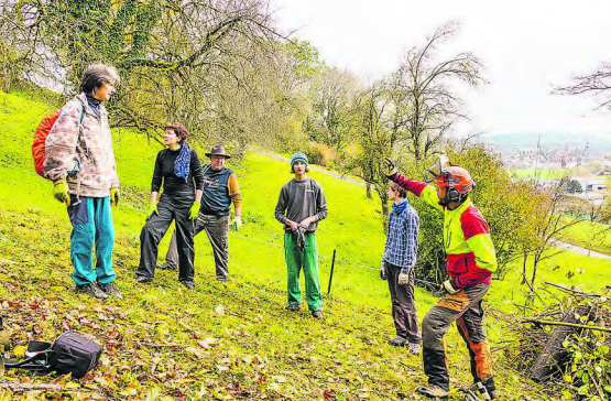 Im Einsatz für die Natur: Philipp Schuppli von der apiaster GmbH erklärt den Helferinnen und Helfern das bevorstehende Projekt. (Bild:uk)