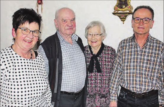 Gruppenbild mit der Jubilarin: Maria Jurt-Wicki mit ihrem Gatten Josef, flankiert von Gemeinderätin Ruth Künzli und Gemeindeschreiber Stefan Huber. (Bild: zVg.)