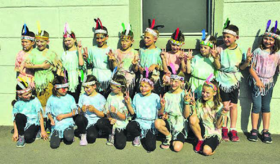 Fototermin für die Mütter: Eine Bande kleiner Indianer stellte sich kurz vor dem Umzug den Fotografen. (Bilder: st.)