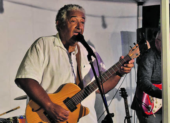 Cha Simmons ist der Inbegriff eines Vollblutmusikers, Stillsitzen war bei seiner Musik nicht möglich. (Bilder: hg.)