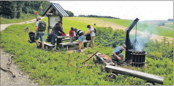 Am Schweizer Nordpol, dem schwarzen Stein bei Oberbargen, hat der Natur- und VogelschutzvereinZetzwil eine passende Raststelle gefunden. (Bild: zVg.)