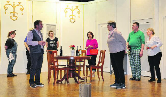 Ganoveparty ist die dreissigste Aufführung der Schwarzenbacher Theaterleute. (Bild: zVg.)