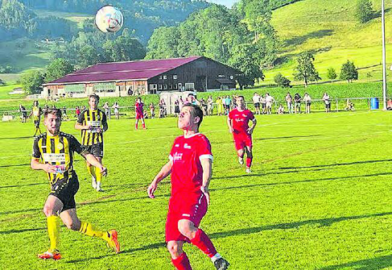 Eine hart umkämpfte Partie: Der FC Gunzwil holte sich beim Auswärtsspiel in Dagmersellen drei wichtige Punkte. (Bild: mm.)
