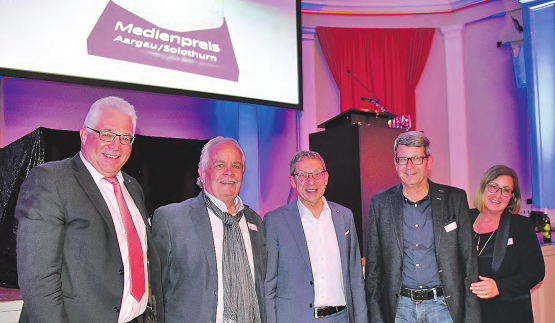 Medienpreis Aargau/Solothurn für das Lebenswerk: Laudator Peter Buri, Preisträger Martin Suter, Landammann Urs Hofmann und das Verlegerehepaar Ursula und Hans Baumann. (Bilder: mars.)