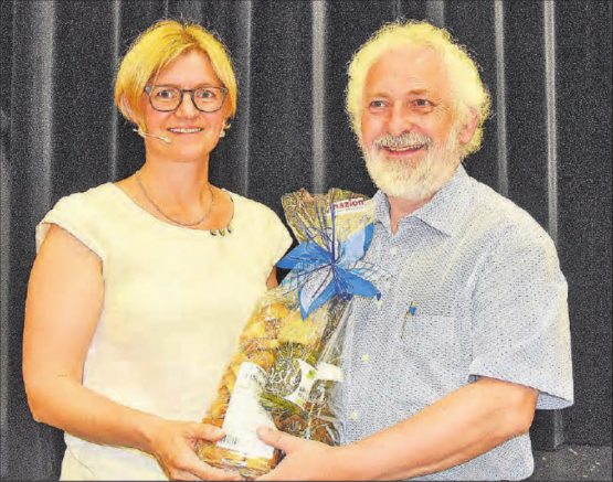 Für das 25-Jahr-Dienstjubiläum geehrt: Jubilar Hans Günter Seibert nahm die Glückwünsche von Irene Bärtschi entgegen. (Bilder: aw.)