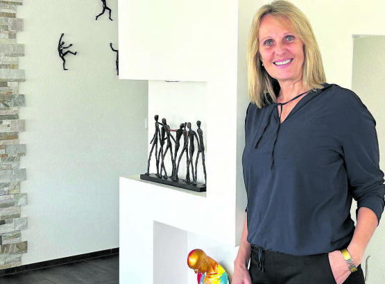 «Ich fühle mich sehr wohl im Aargau»: Staatsweibelin Anne Rigert in ihrem Zuhause in Muhen. Sie liebt den Golfsport, Reisen und Kunst. Ihren Walliser Dialekt hat sie zum Glück nicht aufgegeben. (Bild: Remo Conoci)