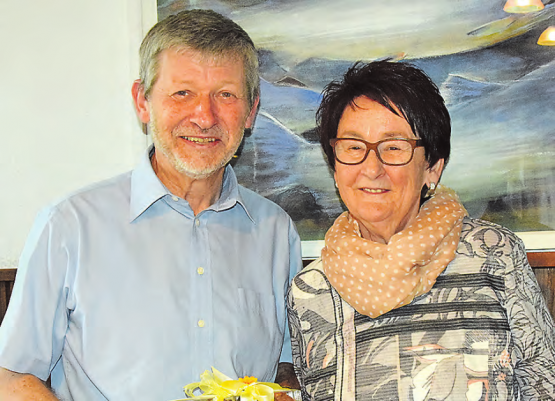 Zum Glück bleibt der Kontakt zum Verein weiterhin erhalten: Das frisch gebackene Ehrenmitglied, Emil Gafner, wird von Elsbeth Squindo verabschiedet, man lässt ihn nicht gerne ziehen. (Bilder. st.)