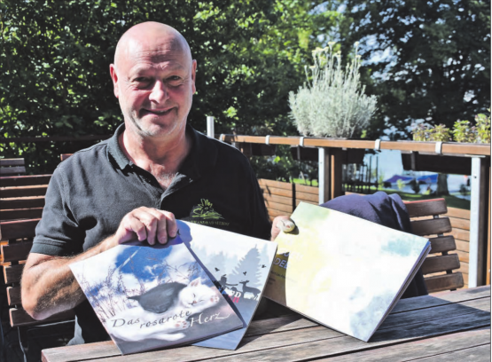 Kurt Leo Freudemann, Pächter des Strandbads Seerose in Meisterschwanden ist auch Kinderbuchautor und hat bereits drei Bücher veröffentlicht.. (Bilder: hg.)