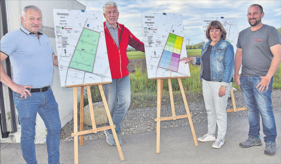 Hochuli AG präsentiert das Kiesabbauvorhaben im Kölliker Schürlifeld (v.l.): Andres Bertschi, Leiter Produktion, Geschäftsführer Stefan Bürgler, Monika Hochuli, Inhaberin und Verwaltungsratspräsidentin sowie Tobias Bertschi, Werkleiter Kies. (Bild: aw.)