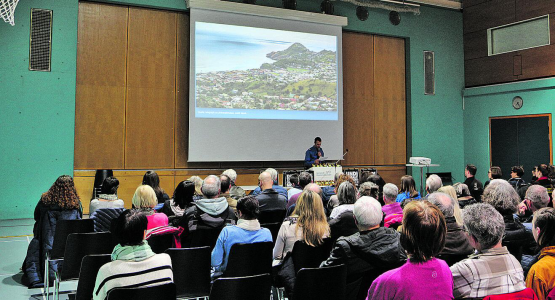 Am Informationsanlass «Cyberkriminalität» der Kapo Aargau, wurden die Zuhörer auf empathische und verständliche Weise über die verschiedensten Betrugsmaschen aufgeklärt. (Bild: jaf.)