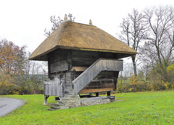 Ein wertvoller Zeitzeuge: Der Oberkulmer Spycher mit seinem neuen schönen Schilfdach (Bild: moha.)