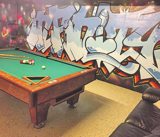 Graffiti Kunst: Was unterscheidet das berühmte Kunstmuseum «Louvre» in Paris mit dem Jugendkeller Starlight in Menziken? Im Louvre werden die berühmten Kunstwerke an die Wand gehängt, im Starlight werden diese direkt an die Wand gesprayt! (Bild: zVg.)