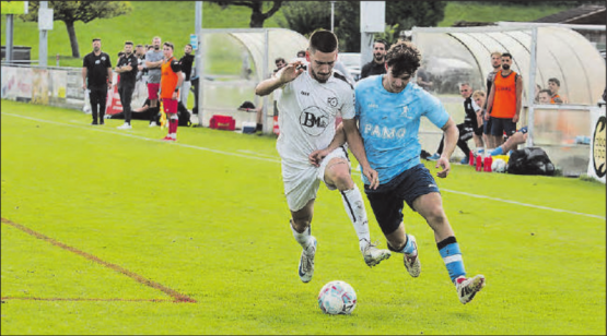 Im Infight: Menzo Reinachs Sebastian Nuhi (links) und Gontenschwils Leandro Pfendsack. (Bild: Roland Jaus)