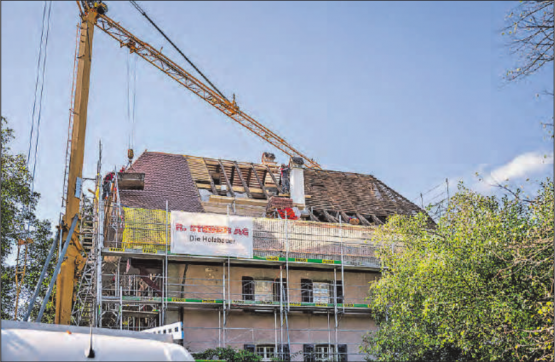 Die volle Kompetenz der R. Steiner AG im Einsatz: Dachsanierung mit statischer Massnahme, neuer Eindeckung und neuem Kamin. (Bilder: RST/ZVG)