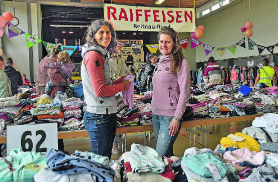 Beraten Kundinnen und Kunden während der Börsenöffnungszeit: Jasmina Müller und Colleen Altherr.