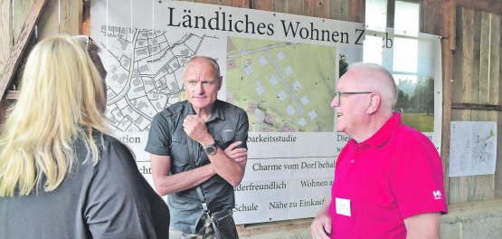 Zetzwils Gemeindeammann Daniel Heggli (Mitte) stellte sich den Argumenten der «IG ländliches Wohnen Zetzbu», rechts IG-Mitglied Anton Graber; im Hintergrund der Überbauungsplan mit zwölf Einfamilienhäusern. (Bild: wr)