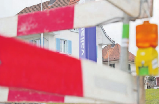 Baustelle Valiant. Nicht nur auf dem Parkplatz beim Standort in Gontenschwil wird gebaut, auch die Bank wird kräftig umgebaut, wenngleich ohne Absperrungen. (Bild: rc.)