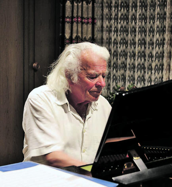 Peter Frey, Musikvirtuose, Komponist, Akkordeonlehrer und Präsident der «Accordion International Competition Reinach», zauberte während der Versammlung Melodien am Flügel. (Bilder: dr.)