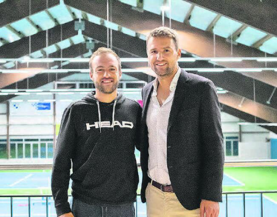 Johan Nikles (l.) und Marco Chiudinelli: Die beiden Tennis-Stars spielten und referierten im Tenniscenter Reinach. (Bild: zVg.)