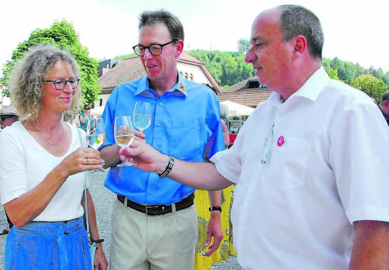 Ein Prosit auf den 729. Geburtstag im Coronajahr 2020: Landammann Markus Dieth (re.) mit Gemeindeammann Rolf Buchser und seiner Gattin Dorothe. (Bilder: st.)