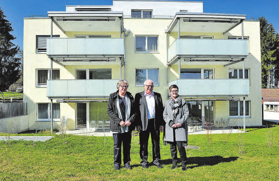 Das neue Zuhause für 23 Bewohner des Alters- und Pflegeheims Dankensberg Beinwil am See befindet sich in diesem Mehrfamilienhaus am Hofmattweg. Im Bild Stiftungsratspräsident Hans Schärer, im charmanten «Sandwich» von Barbara Rutishauser (Pflegedienstleitung, links) und Monika Zimmermann (Institutionsleitung). (Bild: msu.)