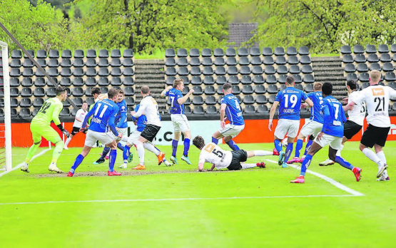 Durcheinander vor dem Luzerner Tor: Nach dem 1:1-Ausgleich verpassten es die Aarauer, in ihrer stärksten Phase einen weiteren Treffer zu erzielen. (Bilder: rc.)