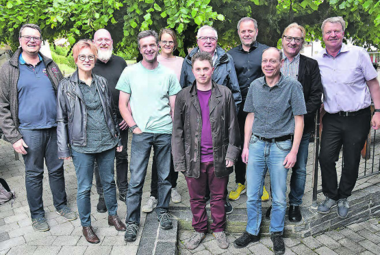 Die Abgeordneten der Gemeinden blicken positiv in die Zukunft des Regionalverbands Suhrental: Daniel Wehrli, Regionalplanerin Gabriela Horvath, Erich Hunziker, Max Hauri, Katrin Burgherr-Burgherr, Präsident Markus Goldenberger, Martin Vinzens (vorne) in Vertretung von Marlies Loosli, Francisco Baños, Patric Jakob, Martin Goldenberger und Geschäftsführer Markus Bolliger (v. l.). (Bilder aw.)