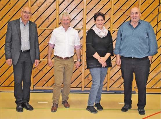 Die Gemeinden Dürrenäsch, Hallwil und Seon steuern die Prüfung einer Fusion an: Hans Peter Dössegger (Gemeindeammann Seon, zweiter von links), Vroni Merz (Gemeinderätin Dürrenäsch) und Walter Gloor (Gemeindeammann Hallwil), beratend zur Seite steht Peter Weber (PW Consulting, ganz links im Bild). (Bild: hg.)