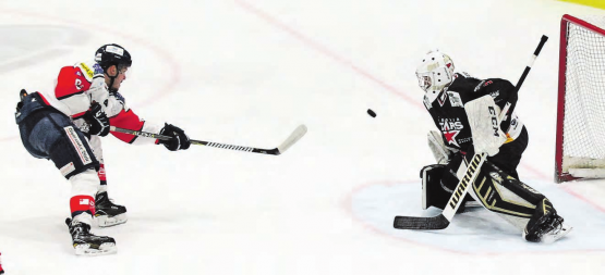 Brandgefährlich: Reinachs Fadri Holinger sorgte schon früh für die 0:1-Führung gegen Argovia-Stars-Hüter Noah Bürgi. (Bild: Otto Lüscher)