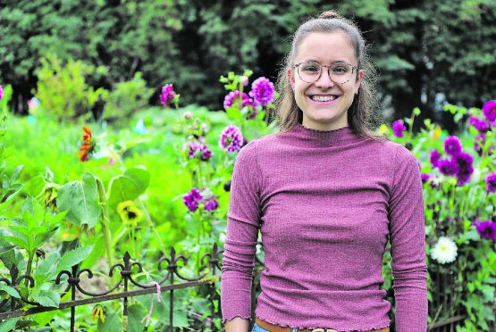 Erika Stocker zu Hause im Familiengarten in Neudorf: «Hier finde ich viele Zutaten für meine Back-Ideen». Diese Kreationen gefallen der SAT.1-Jury offenbar gut – die erste Runde hat sie schon mal überstanden. (Bild: rc.)