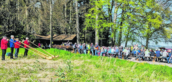 Klangvolle Pause – bei der Waldhütte wurden die Wanderer von Alphorngruppe musikalisch empfangen.